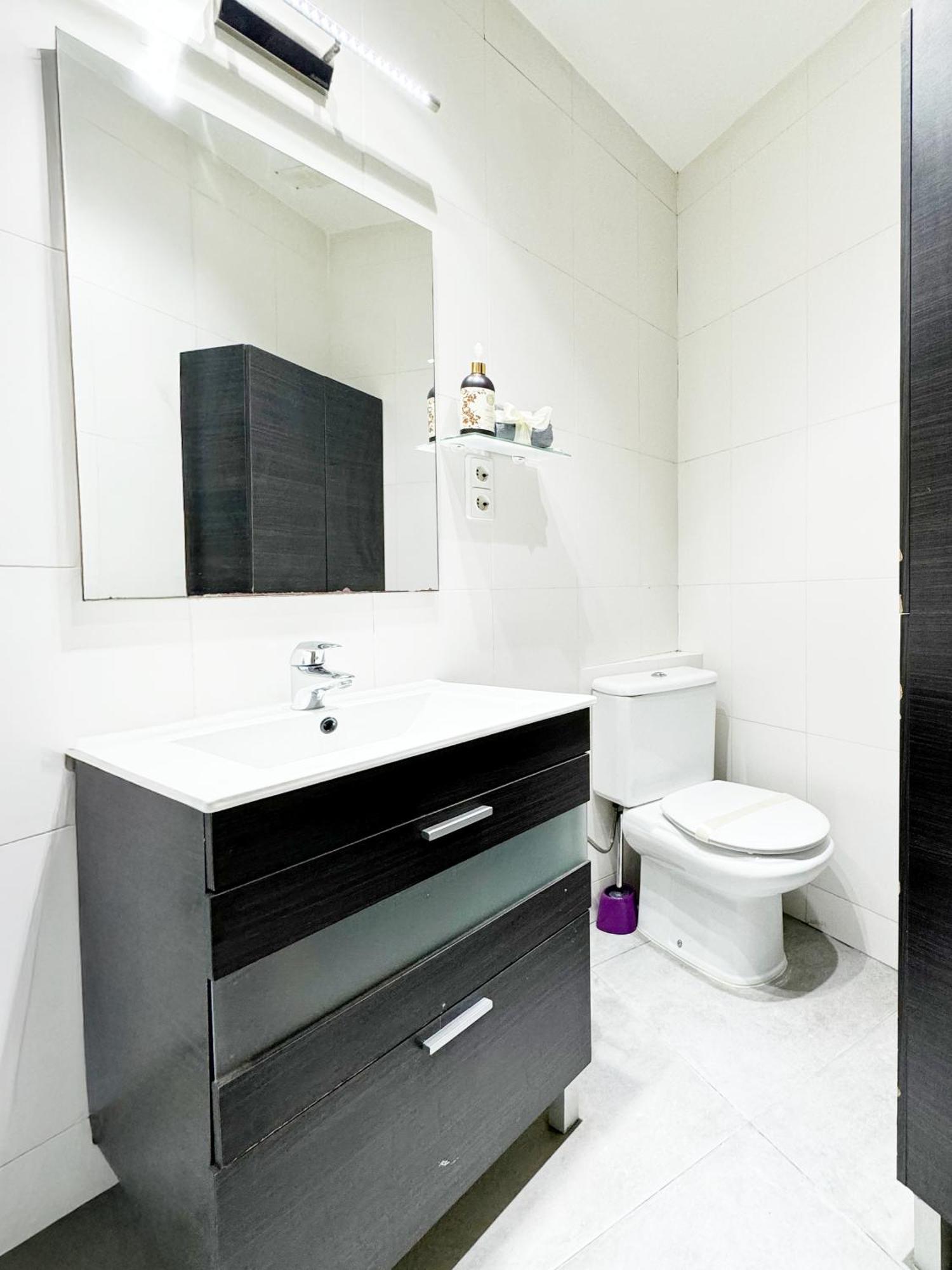 Bright, With A Patio And A Good Area Appartement
